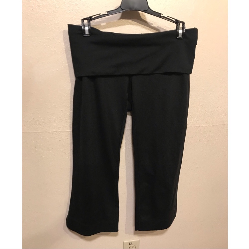 Black capri yoga pants